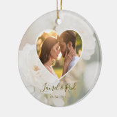 ロマンチックなフェードホワイトローズハート写真ウェディング セラミックオーナメント (左)