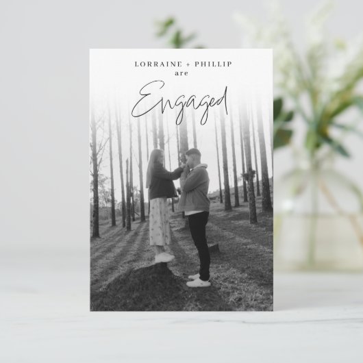 ロマンチックなフルフォト&手書きスクリプトの婚約おめでとう 招待状 (スタンド正面)