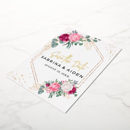 ロマンチックなブルゴーニュ赤面ピンクフローラ日付を保存 箔招待状 (回転した状態)