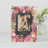 ロマンチックなブーケ熱いピンクの結婚式の日付を保存 招待状 (スタンド正面)