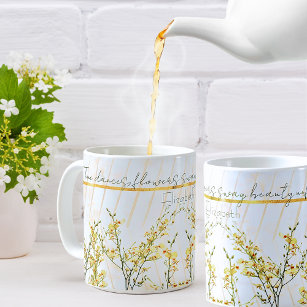 ロマンチックなホワイトゴールデンと黄色の花の引用文 コーヒーマグカップ