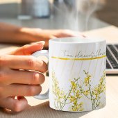 ロマンチックなホワイトゴールデンと黄色の花の引用文 コーヒーマグカップ