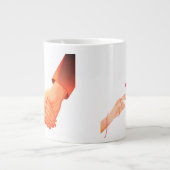 "ロマンチックなホールディングハンズイラストレーションマグカップ – 愛&愛 ジャンボコーヒーマグカップ (正面)