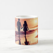 ロマンチックなマグサンセットビーチ – カップルのシルエット コーヒーマグカップ (中央)