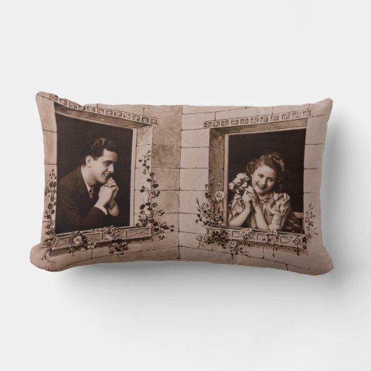 ロマンチックなヴィンテージのカップル、セピア色の写真 ランバークッション (正面)