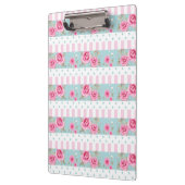 ロマンチックなヴィンテージのピンク及び真新しい花のバラパターン クリップボード (左)