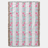 ロマンチックなヴィンテージのピンク及び真新しい花のバラパターン スローブランケット (正面縦)