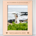 ロマンチックな二ハート結婚新婚の写真 レーザー彫刻フレーム<br><div class="desc">ロマンチックな二つのハート新婚結婚のフォトレーザーが木材フレームをエッチング。花嫁と花婿の名前フレームの上部に結婚は、の日付が下部に2つのハートが付いている。伝統の木は、5年後に永遠に行くために結婚5年後の深さと強さを象徴し来て、新しいクリスマスや5周年の贈り物に最適！</div>