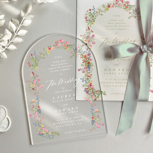 ロマンチックな優美なフローラアーチ春庭園の結婚式 アクリル招待状