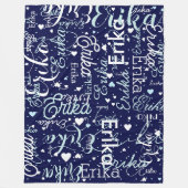 ロマンチックな名前と可愛いハートがブルーで繰り返し フリースブランケット (正面)