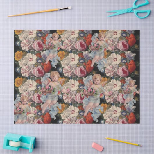 ロマンチックな天使がピンクのバラと花を集めている 薄葉紙 (クラフト)