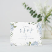 ロマンチックな庭ほこりっぽい青いフローラ結婚式RSVP ポストカード (スタンド正面)