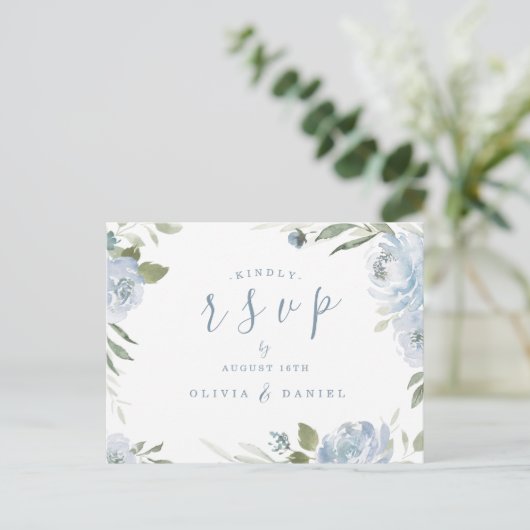 ロマンチックな庭ほこりっぽい青いフローラ結婚式RSVP ポストカード (スタンド正面)