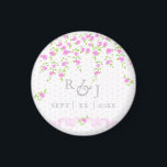 ロマンチックな明るいピンク結婚フローラ マグネット<br><div class="desc">このかわいらし小さな磁石は、「日付を保存する」としてあなたの友人に送るのに最適である。フォイル・ギルド・フローラ結婚・サマーのコレクションの一部で、あなた自身のためだけでなく、誰もが存在する思い出に残るイベントを作るために結婚も、より多くのマッチするアイテムを見つける！ボホモダンデザインは、波状のオーナメントと組み合わお洒落せた手描きの水色のバラの配列を特徴とする。イニシャルと日付結婚を簡単からカスタマイズして編集特別なリクエストやカスタムデザインの場合は連絡、info@runnymarmalade.comまでお願い致します</div>