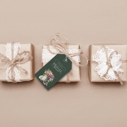 ロマンチックな春の花を飾ったウェディングシャワーのための花瓶 ギフトタグ