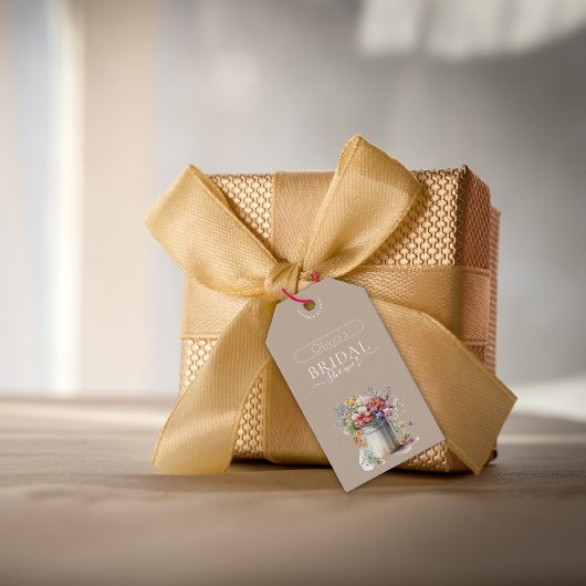 ロマンチックな春の花を飾ったウェディングシャワーのための花瓶 ギフトタグ