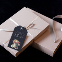 ロマンチックな春の花を飾ったウェディングシャワーのための花瓶