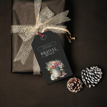 ロマンチックな春の花を飾ったウェディングシャワーのための花瓶