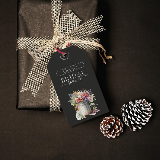 ロマンチックな春の花を飾ったウェディングシャワーのための花瓶 ギフトタグ