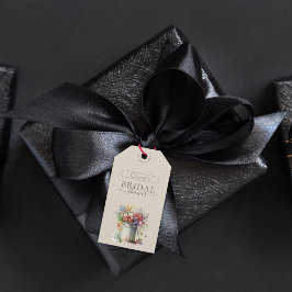 ロマンチックな春の花を飾ったウェディングシャワーのための花瓶 ギフトタグ