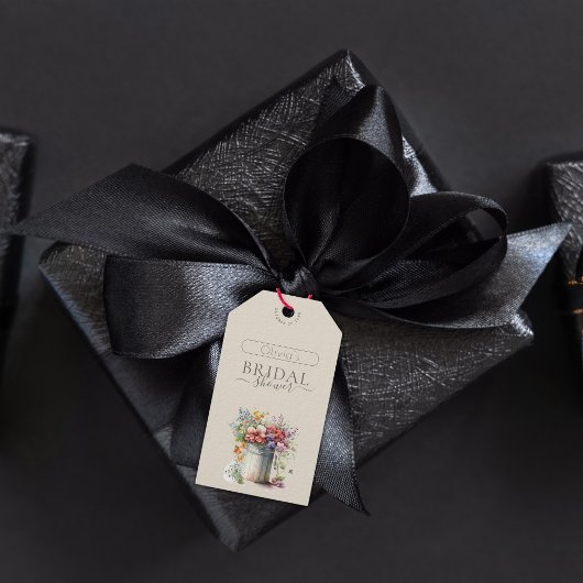 ロマンチックな春の花を飾ったウェディングシャワーのための花瓶 ギフトタグ