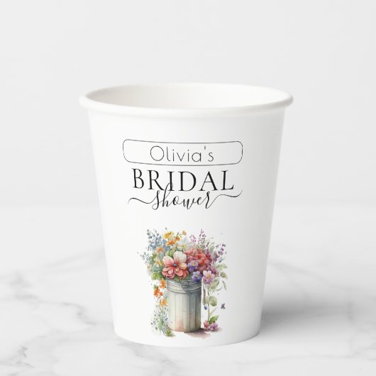 ロマンチックな春の花を飾ったウェディングシャワーのための花瓶 紙コップ (正面)