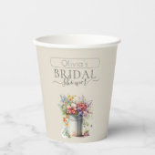 ロマンチックな春の花を飾ったウェディングシャワーのための花瓶 紙コップ (正面)