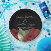 ロマンチックな水の色の赤いバラの上の黒 ペーパープレート (パーティー)