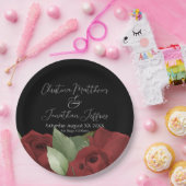 ロマンチックな水の色の赤いバラの上の黒 ペーパープレート (パーティー)