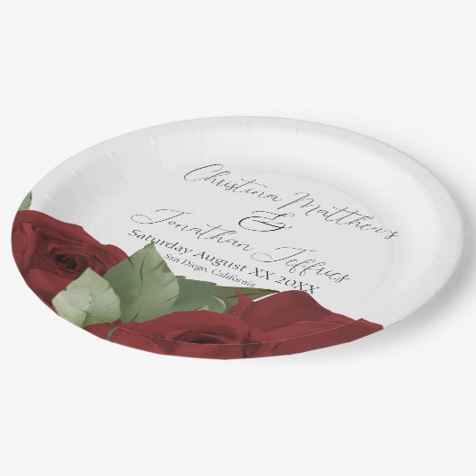ロマンチックな水の色の赤いバラ ペーパープレート (アングル)
