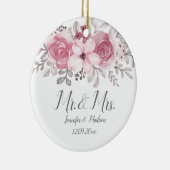 ロマンチックな水彩ピンクの花のMr＆Mrsウェディング セラミックオーナメント (右)