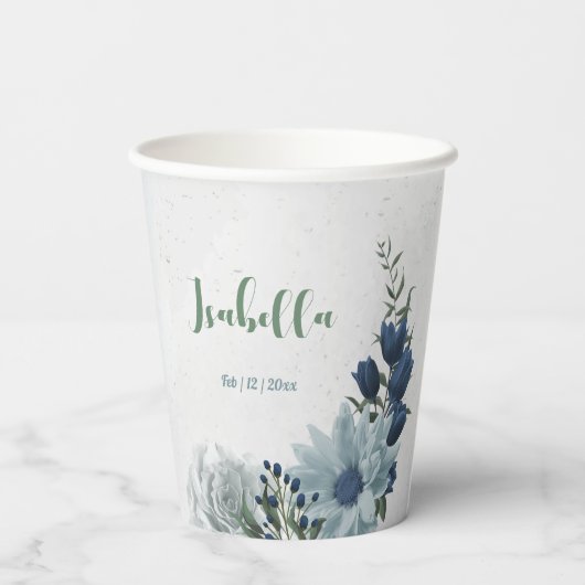 ロマンチックな白いダスティーブルー & ネイビーブルーの花と緑の葉 紙コップ (裏面)