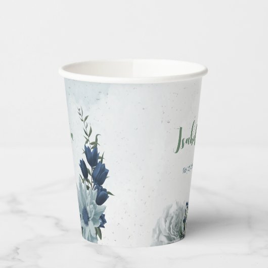 ロマンチックな白いダスティーブルー & ネイビーブルーの花と緑の葉 紙コップ (左)