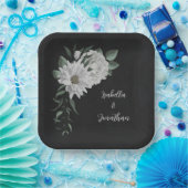 ロマンチックな白い花と緑葉の黒色 ペーパープレート (パーティー)