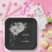 ロマンチックな白い花と緑葉の黒色 ペーパープレート (パーティー)