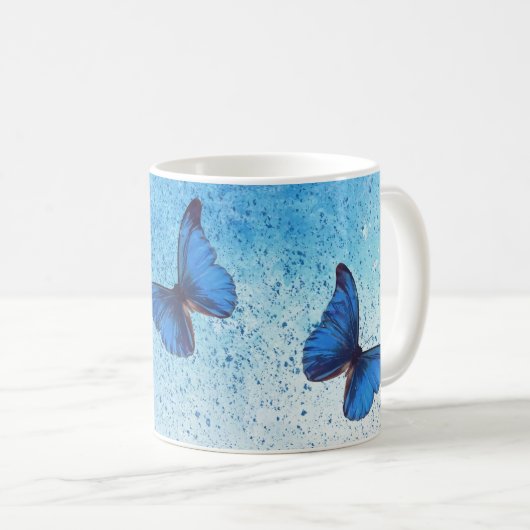 ロマンチックな白と濃い青の蝶 コーヒーマグカップ (正面右)