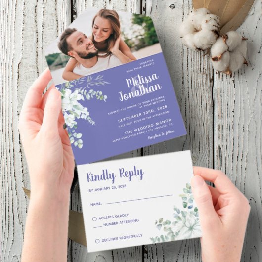 ロマンチックな白の優しい花の紫色の写真結婚の オールインワン招待状