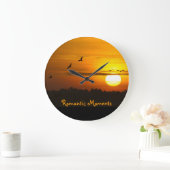 ロマンチックな瞬間クレーンの日の出の写真と文字 ラージ壁時計 (ホーム)