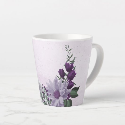 ロマンチックな紫と白の花 緑の葉 カフェラテマグ (右アングル)