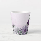 ロマンチックな紫と白の花 緑の葉 カフェラテマグ (正面)