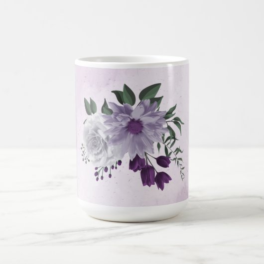ロマンチックな紫と白の花 緑の葉 コーヒーマグカップ (中央)