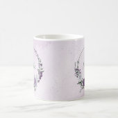 ロマンチックな紫と白の花 緑の葉 コーヒーマグカップ (中央)