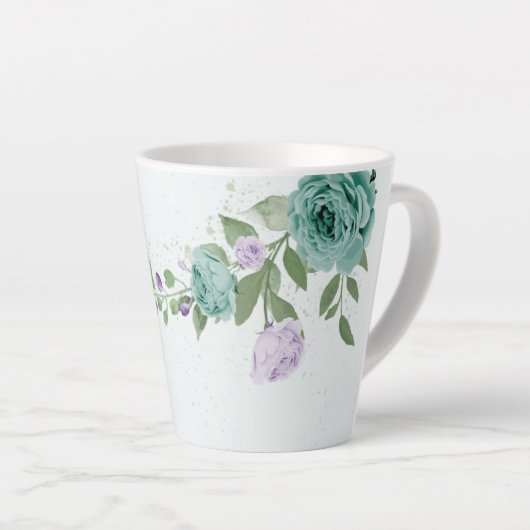 ロマンチックな紫と青の花と緑 カフェラテマグ (右アングル)