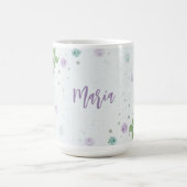 ロマンチックな紫と青の花と緑 コーヒーマグカップ (中央)
