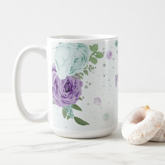 ロマンチックな紫と青の花と緑 コーヒーマグカップ (ドーナツ)