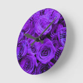 ロマンチックな紫のバラ、かわいらしローズブーケ ラウンド壁時計 (傾斜)