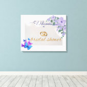 ロマンチックな紫のフローラブライダルシャワー歓迎サイン キャンバスプリント (インサイチュ (ウッドフロア))