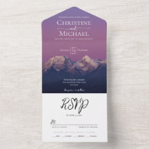 ロマンチックな紫色の夕焼けが雪の山々に降り注ぐウェディング