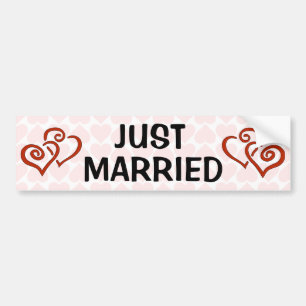 ロマンチックな絡み合わせたハートパターンたった今結婚しました バンパーステッカー
