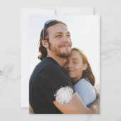 ロマンチックな花のモノグラムリースの写真ウェディング 招待状 (裏面)